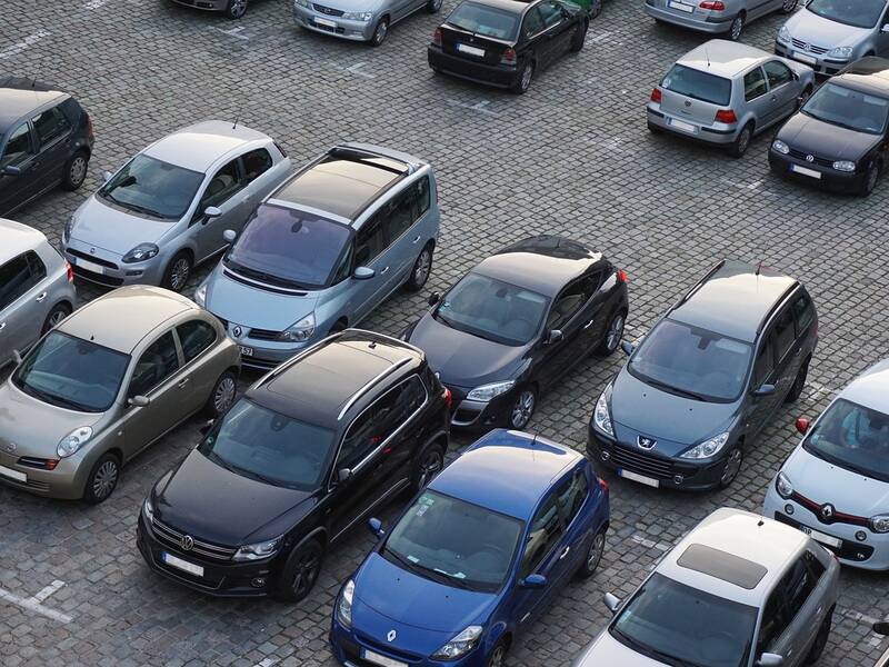 Parkplatz mit parkenden Autos aus Vogelperspektive