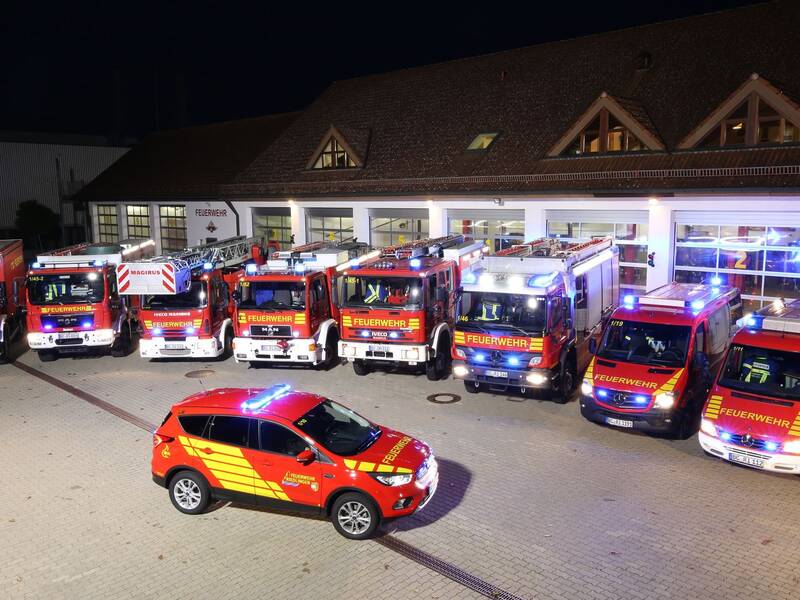 Feuerwehrfuhrpark bei Nacht vor dem Feuerwehrhaus