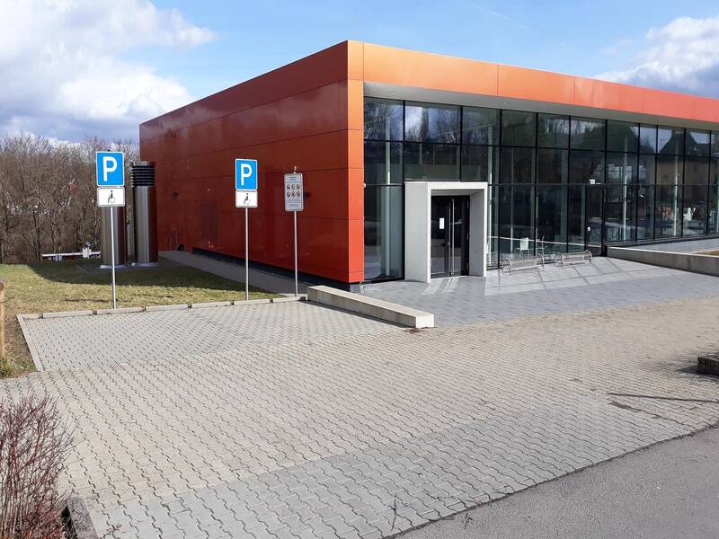 Behindertenparkplatz neben dem Haupteingang des Hallenbades