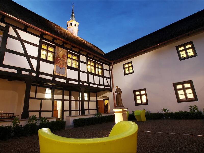 Innenhof des Kapuzinerklosters bei Nacht mit Beleuchtung