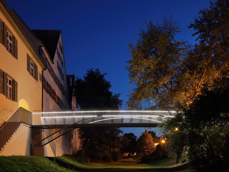 Beleuchtetes Spitalbrückle bei Nacht vom Stadtgraben aus fotografiert