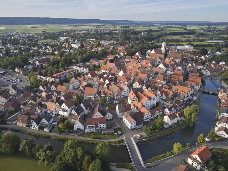 Luftaufnahme der Kernstadt Riedlingen mit historischer Altstadt, daneben fließt die Donau entlang