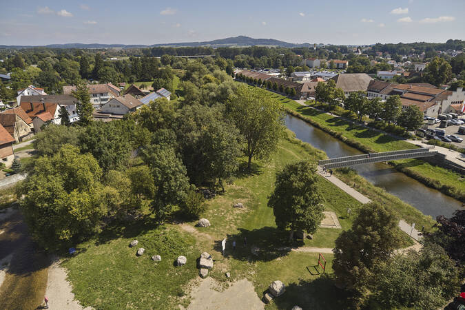 Luftbild der Grünfläche mit Bäumen auf der Donauinsel und der Fußgängerbrücke zum Stadthallenareal