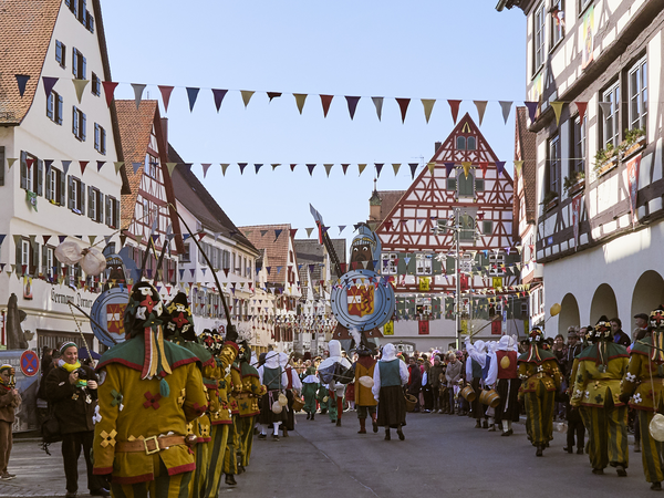 Närrisches Treiben beim Umzug an der Riedlinger Fasnet auf dem Marktplatz inmitten der Riedlinger Altstadt