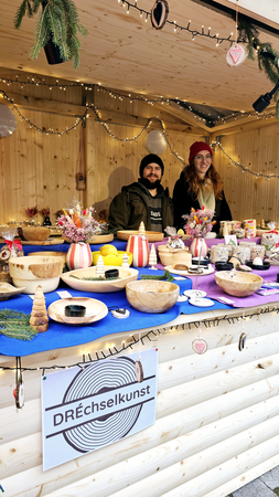 Verkaufsstand am Christkindlesmarkt mit Keramik- und Drechselwaren