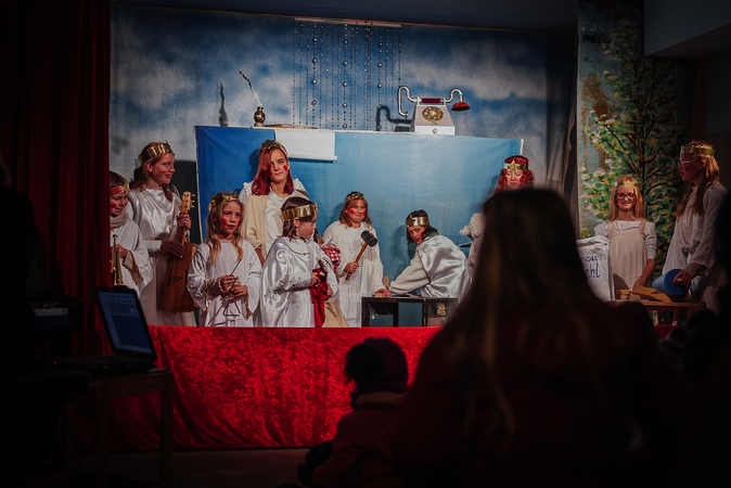 Weihnachtstheater "Der Himmelsschlüssel" mit den Schauspielern auf der Bühne