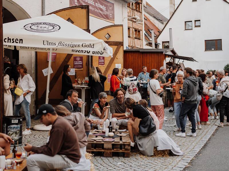 Veranstaltung mit vielen Menschen vor der Genussmanufaktur in der Riedlinger Altstadt