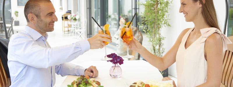 Paar im Restaurant mit Essen und Getränken