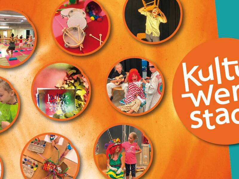 Das Bild zeigt neun runde Fotos mit verschiedenen kulturellen Aktivitäten und Menschen, daneben steht der Schriftzug "Kulturwerkstadt" auf einem orangefarbenen Hintergrund.