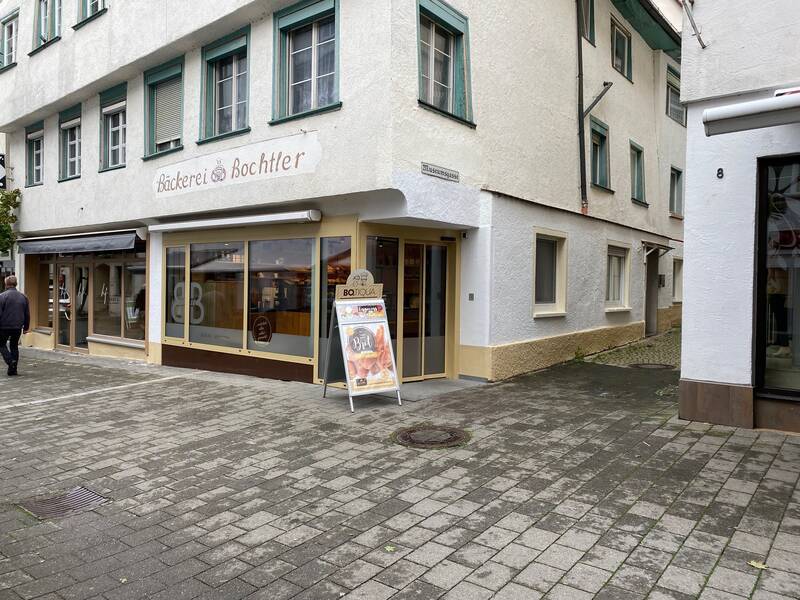 Die Außenansicht der Bäckerei Bochtler inmitten der Einkaufsstraße Riedlingens. Der Seiteneingang für den Spülplatz befindet sich in der Gasse.