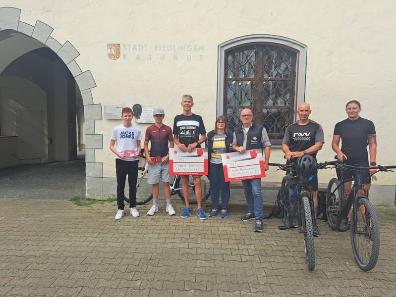 Die Gruppen- und Individualsieger des STADTRADELNS 2025 stehen mit ihren Preisen vor dem Rathaus.