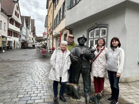 Edith Ehrhardt und das Theatersommer-Team vor der "Saufraid" in der Altstadt