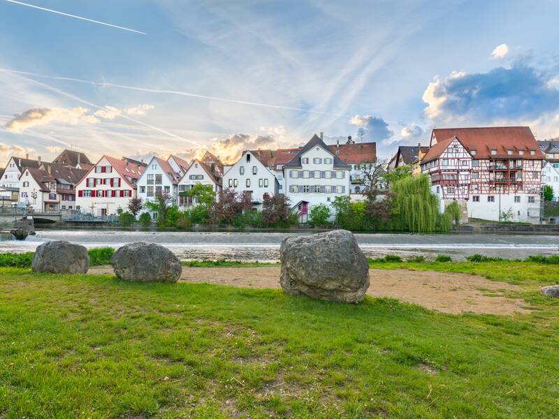 Panoramaansicht von der Donauinsel über das Wehr auf die Geschäftshäuser