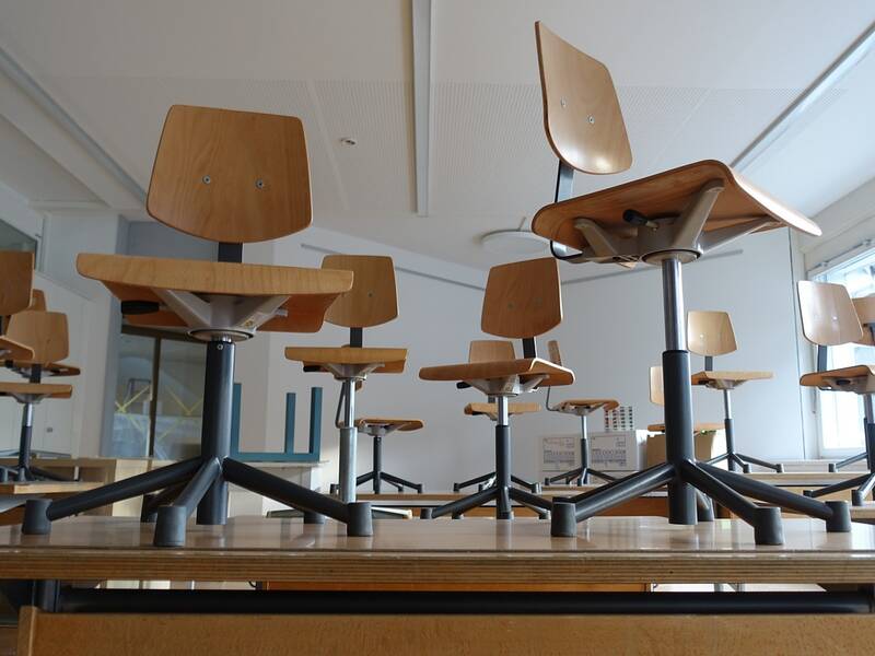 Schulzimmer mit Tischen und Stühlen