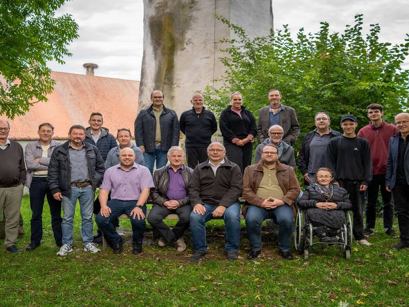 Mitglieder des Gemeinderats der Stadt Riedlingen sowie Bürgermeister Schafft im Park vor dem Zellemeesturm in Riedlingen