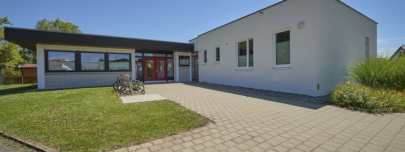Gepflasterter Eingangsbereich vor dem Gebäude des evangelischen Kindergartens