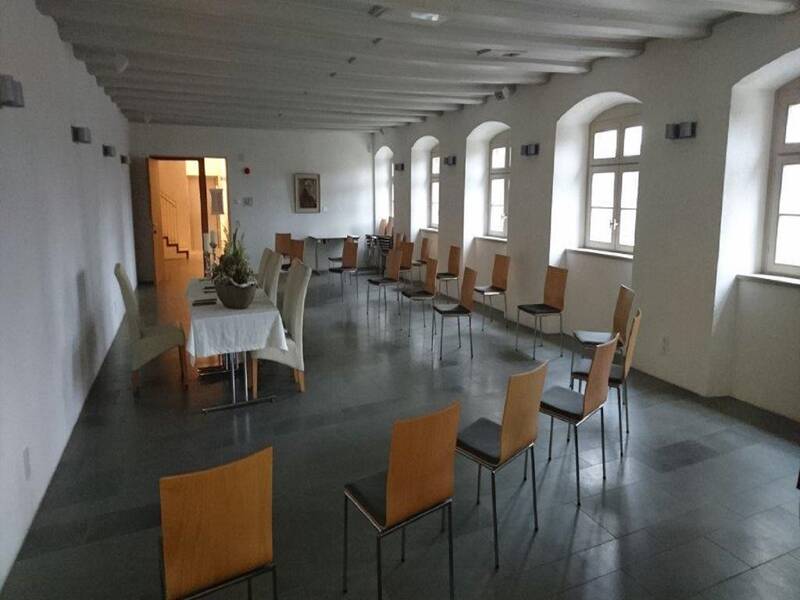 Bestuhlung im Refektorium des Kapuzinerklosters anlässlich Trauzeremonie