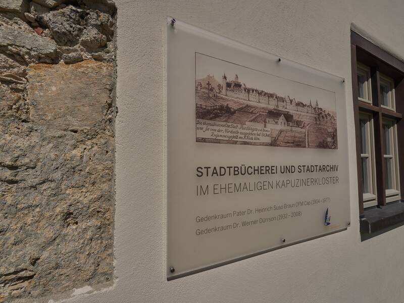Stadtbücherei Hinweistafel
