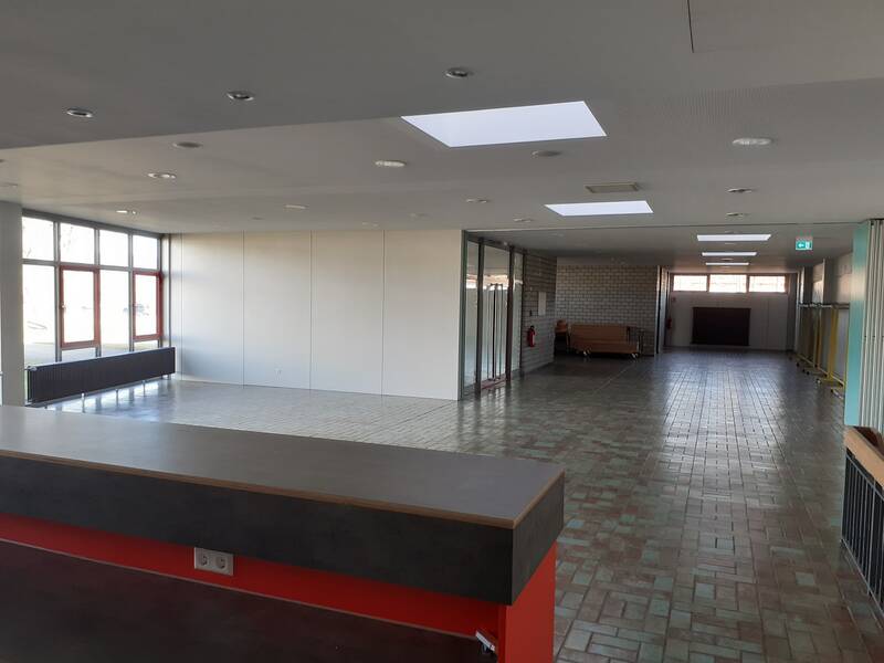 Blick von der Serviertheke aus in den Raum der Cafateria der Geschwister-Scholl-Realschule