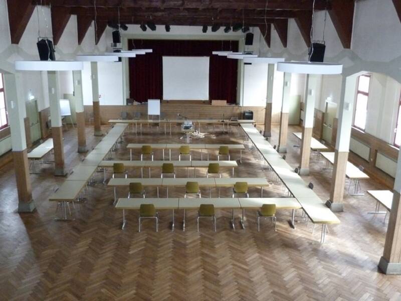 Blick von der Empore in die Stadthalle mit Bestuhlung für eine Gremiensitzung