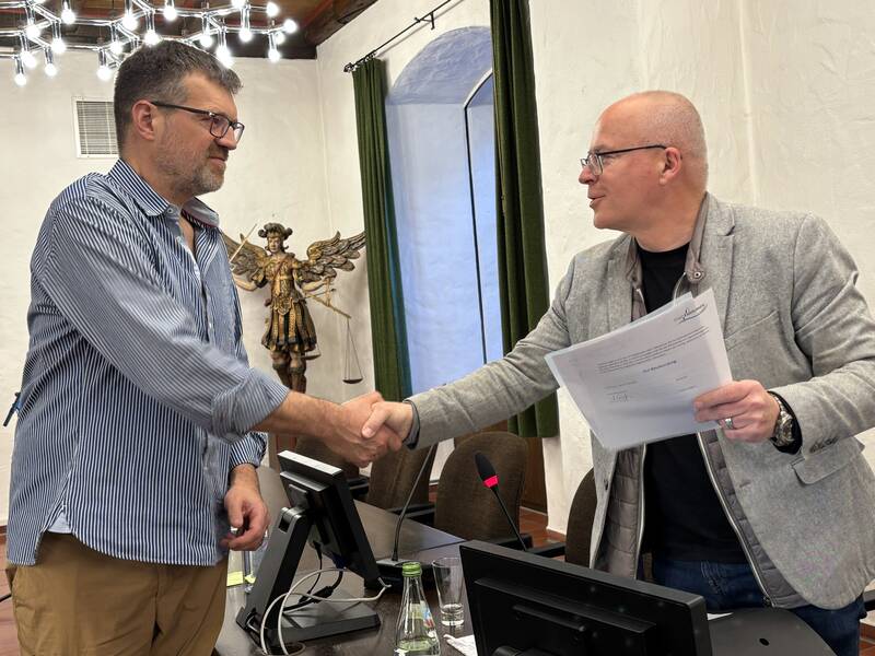 Bürgermeister Schafft (rechts) verpflichtet Thomas Eggers (links) als neues Mitglied des Gemeinderats der Stadt Riedlingen