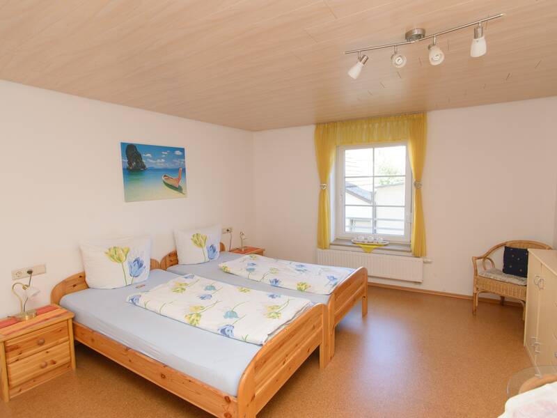 Doppelzimmer mit Stühle, Tisch und TV