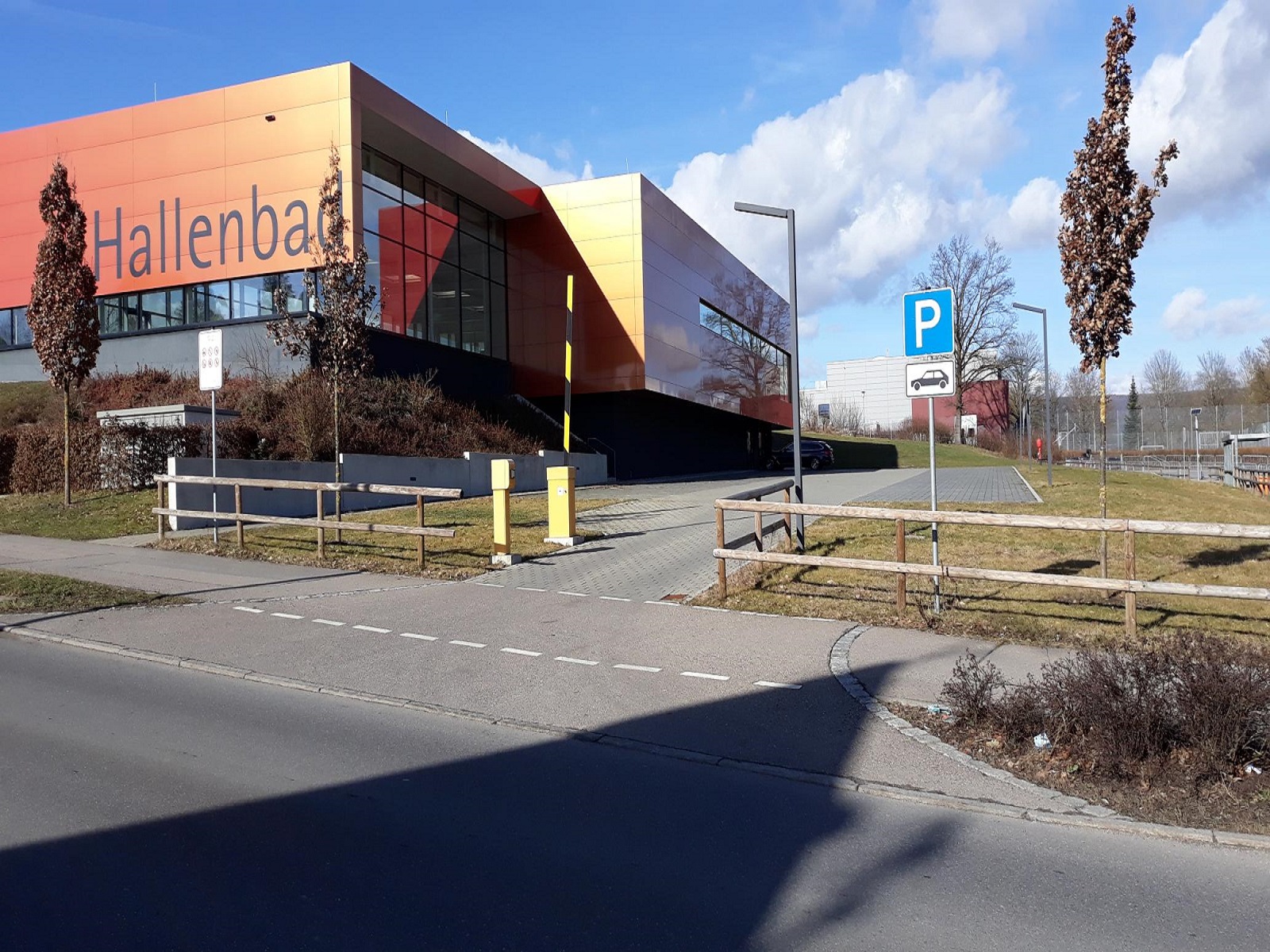 Parkplatzzufahrt zum Hallenbad